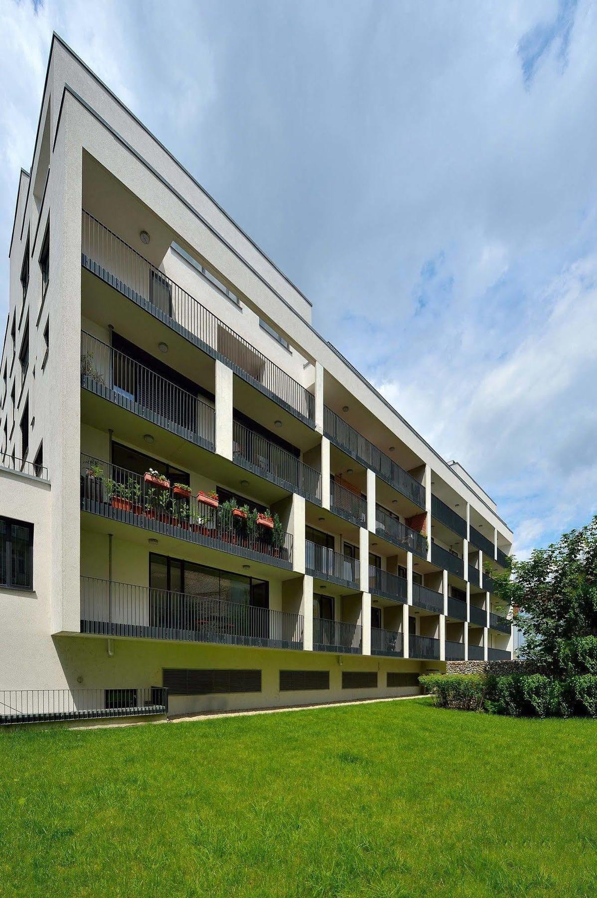 Ambiente Serviced Apartments - Dunajska ブラチスラヴァ エクステリア 写真