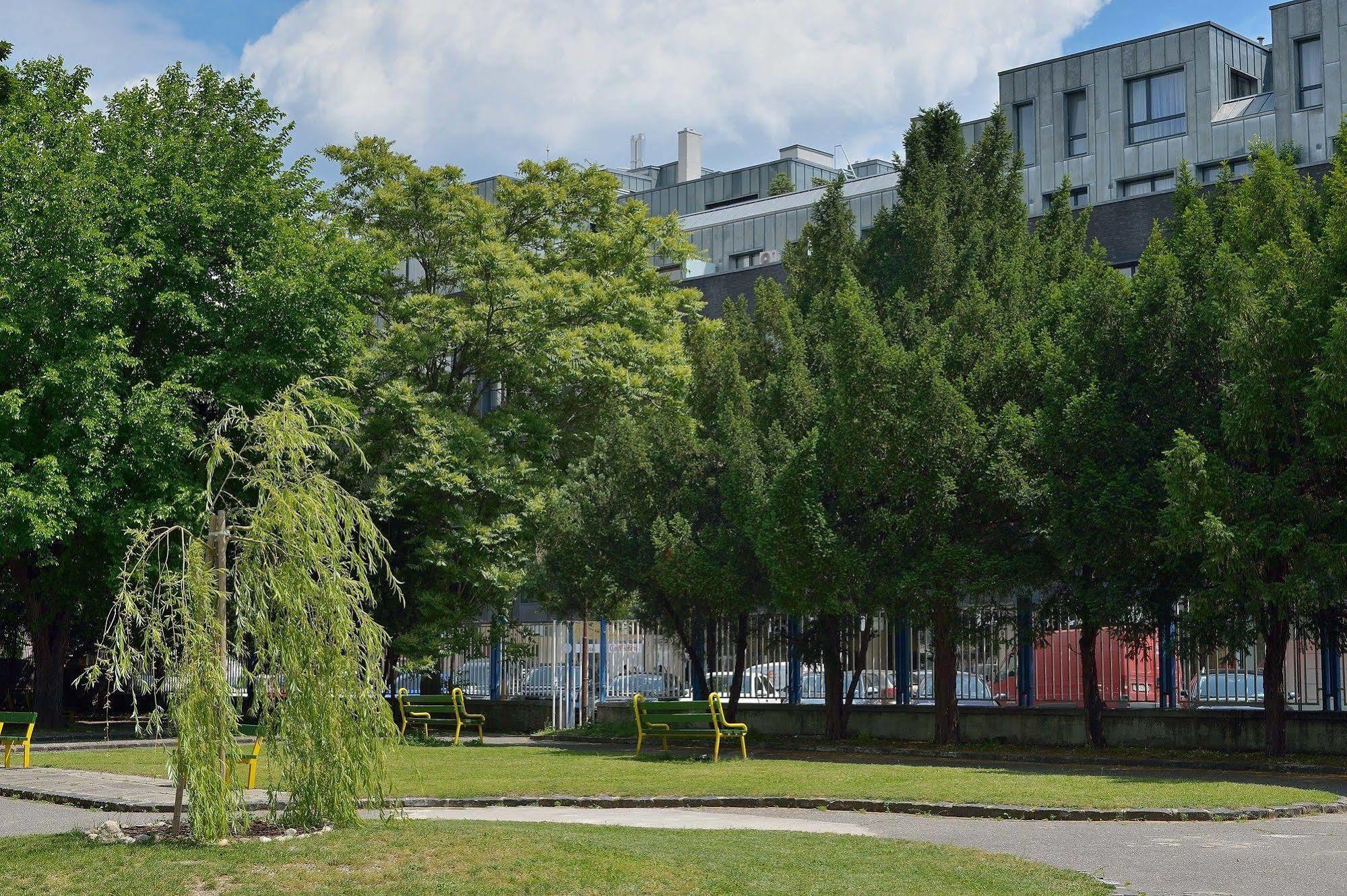 Ambiente Serviced Apartments - Dunajska ブラチスラヴァ エクステリア 写真