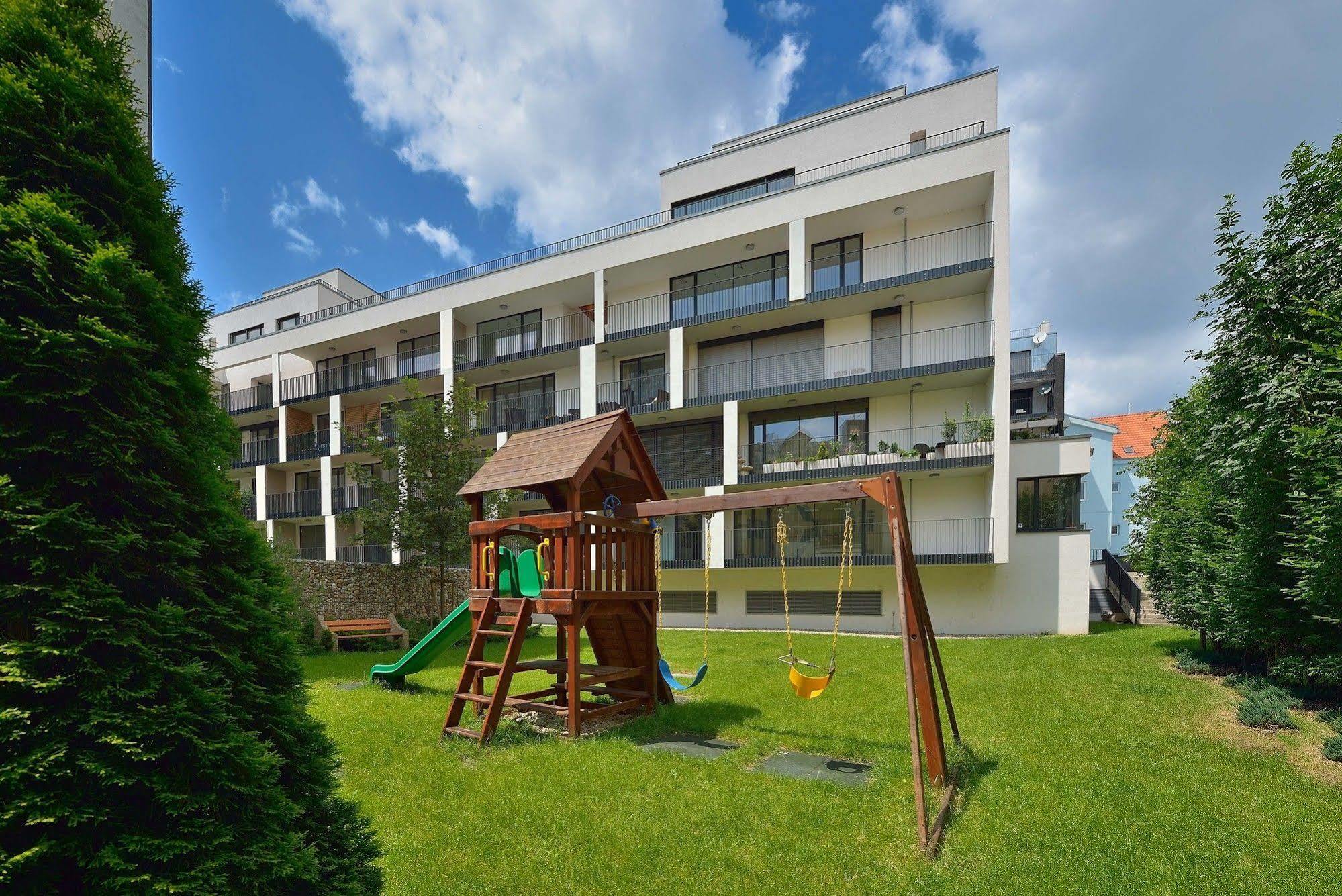 Ambiente Serviced Apartments - Dunajska ブラチスラヴァ エクステリア 写真
