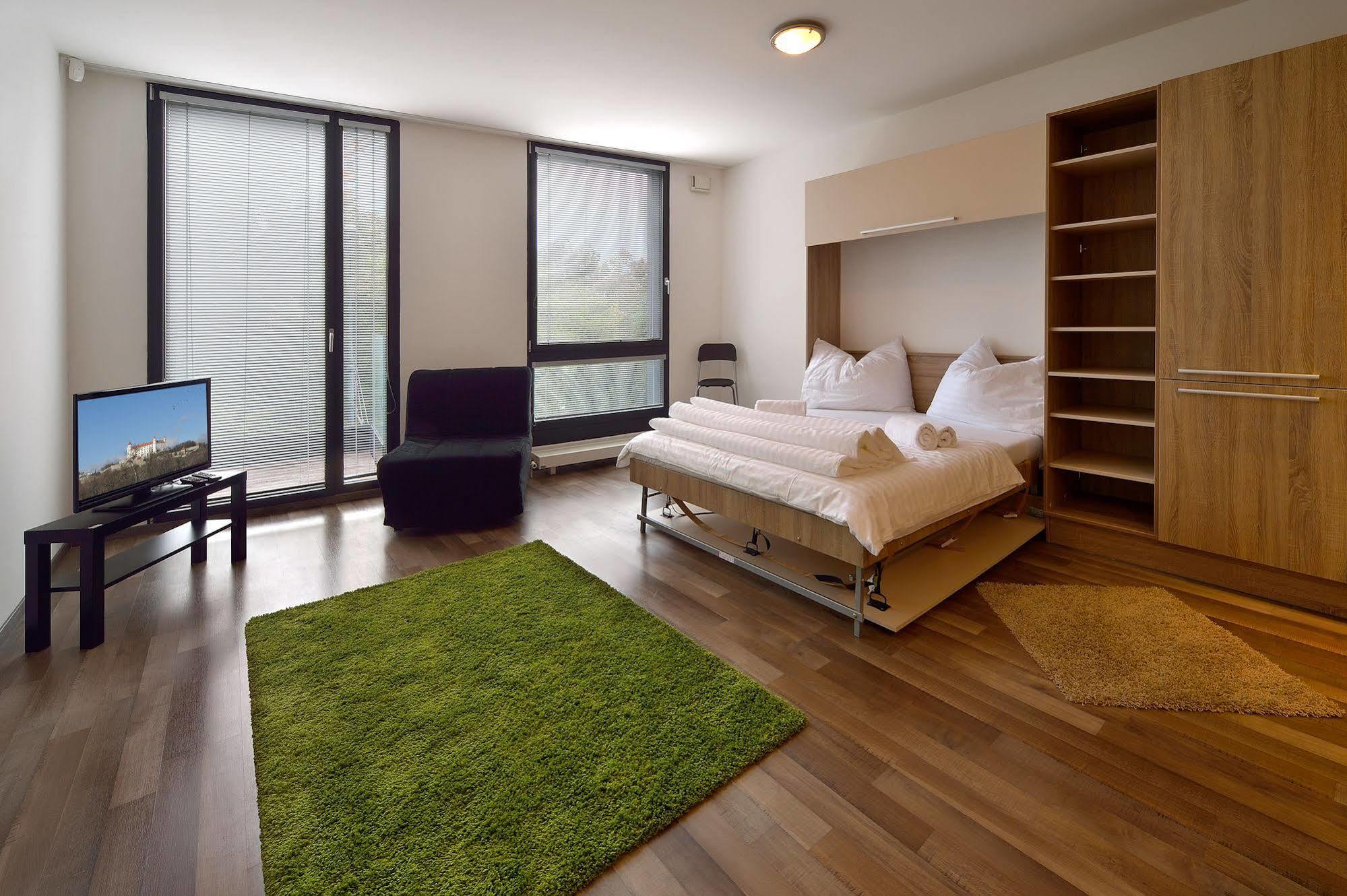 Ambiente Serviced Apartments - Dunajska ブラチスラヴァ エクステリア 写真