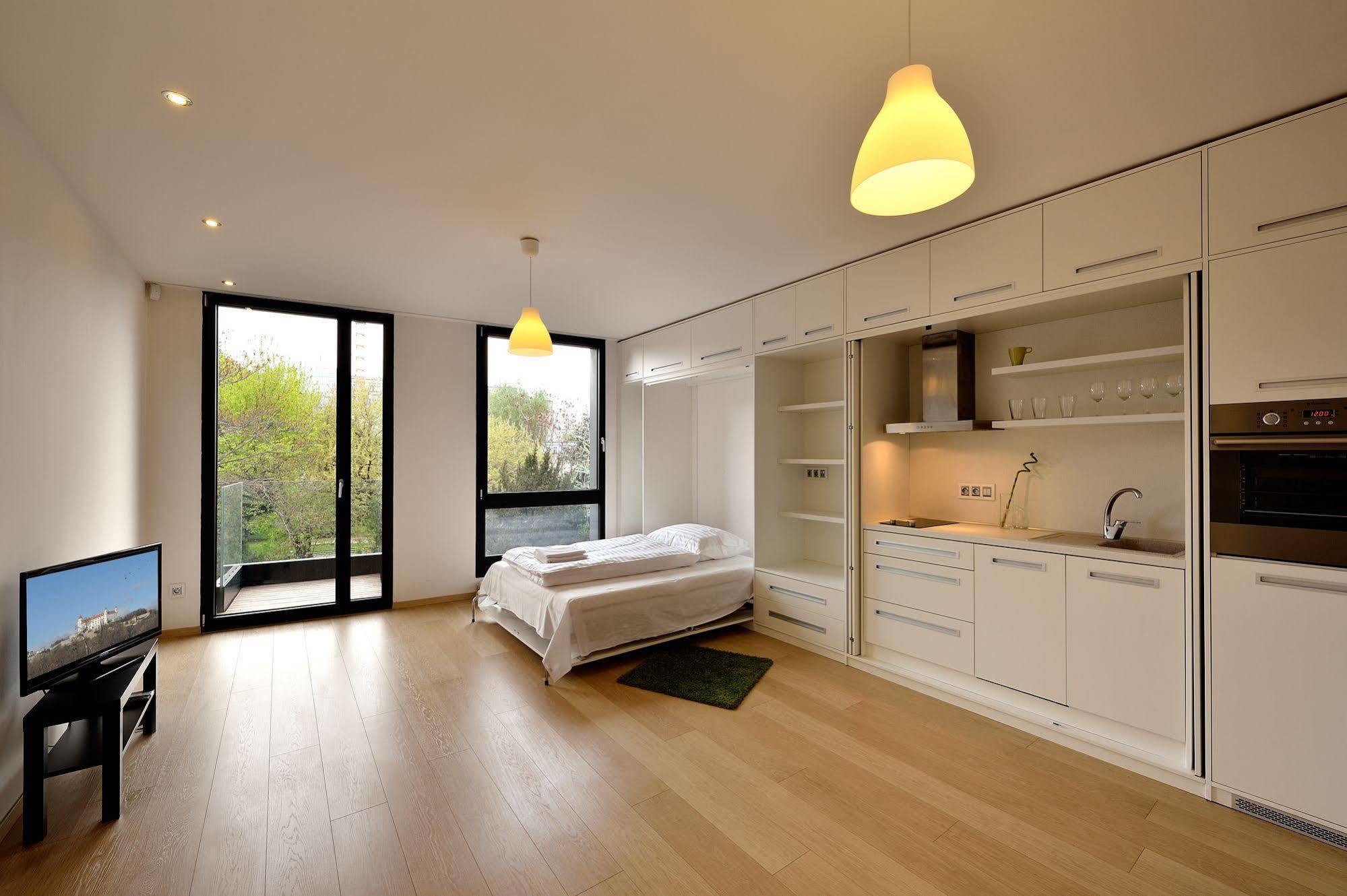 Ambiente Serviced Apartments - Dunajska ブラチスラヴァ エクステリア 写真